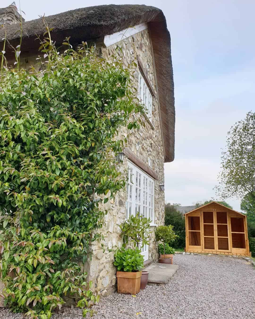 @cannscottage BillyOh garden building next to large cottage on gravel path