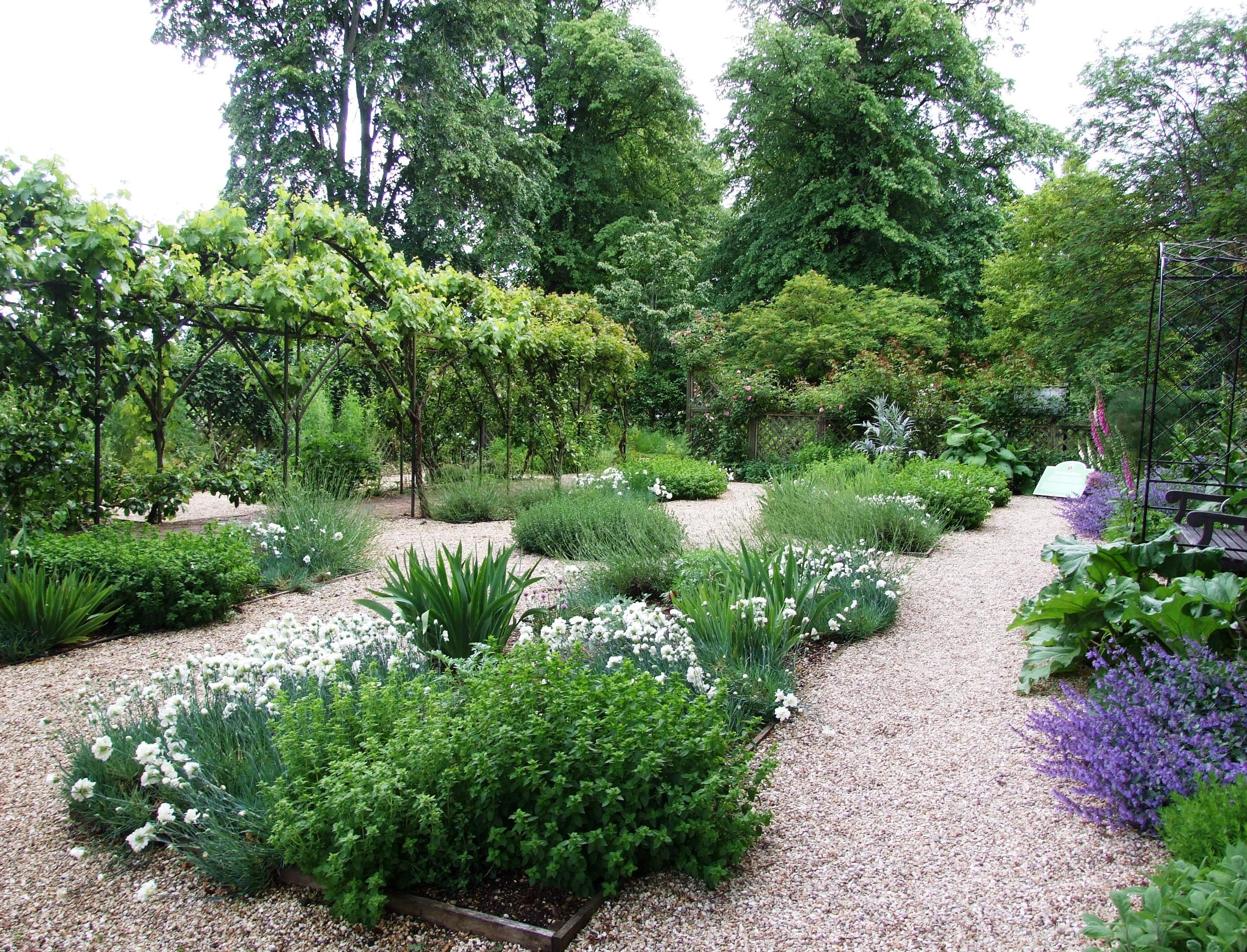 Two-way gravel garden pathway