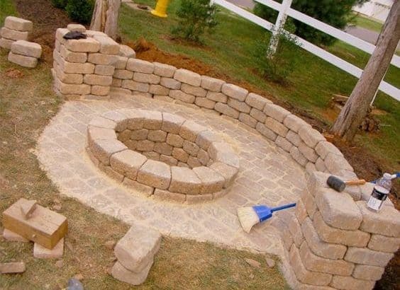 Easy and cheap DIY fire pit made from blocks