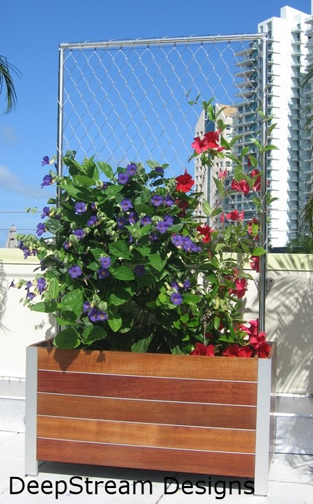 Planter with lattice trellis