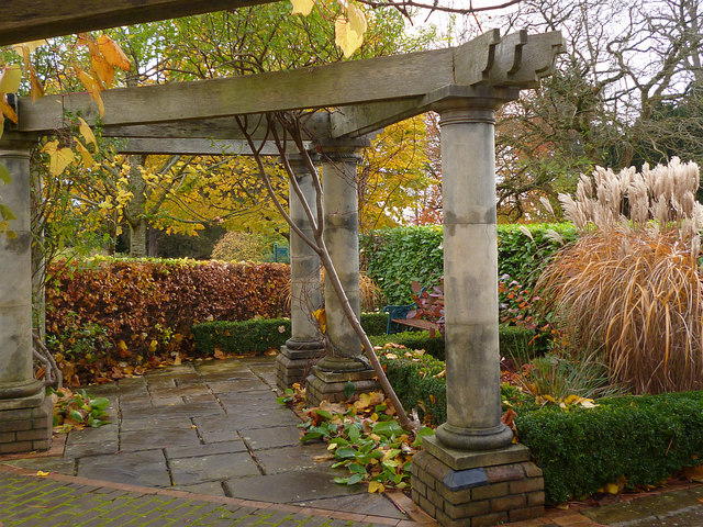 Tucked wooden column pergola