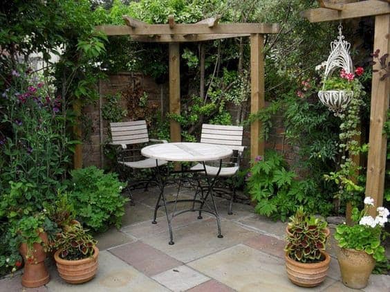 Corner pergola with simple table