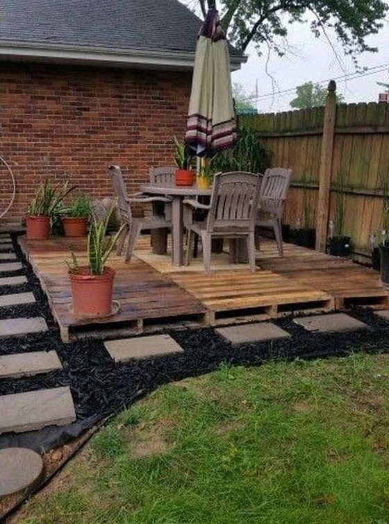 DIY wood pallet deck