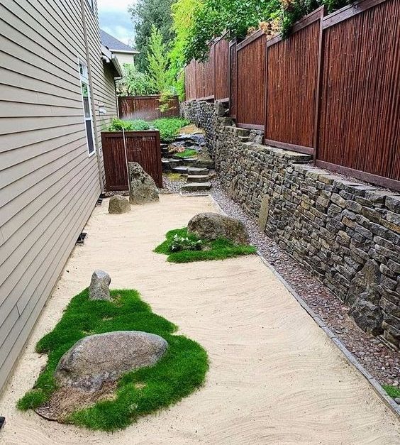 A sandy backyard imitating the essence of the sea