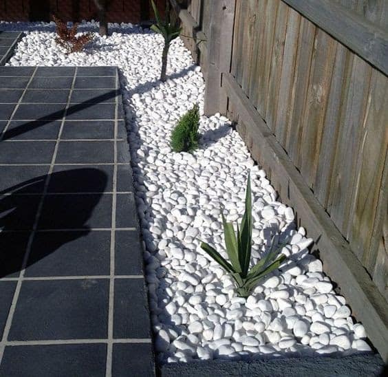 Black tiles and white pebbles combination