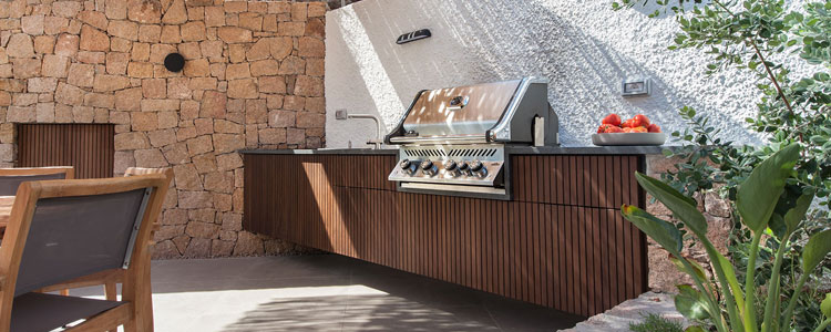 Long, modern outdoor kitchen with built-in floating island