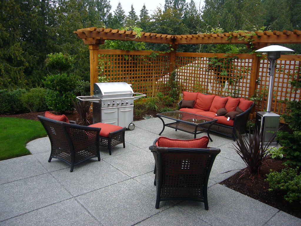 Small patio with BBQ protected with a pergola trellis