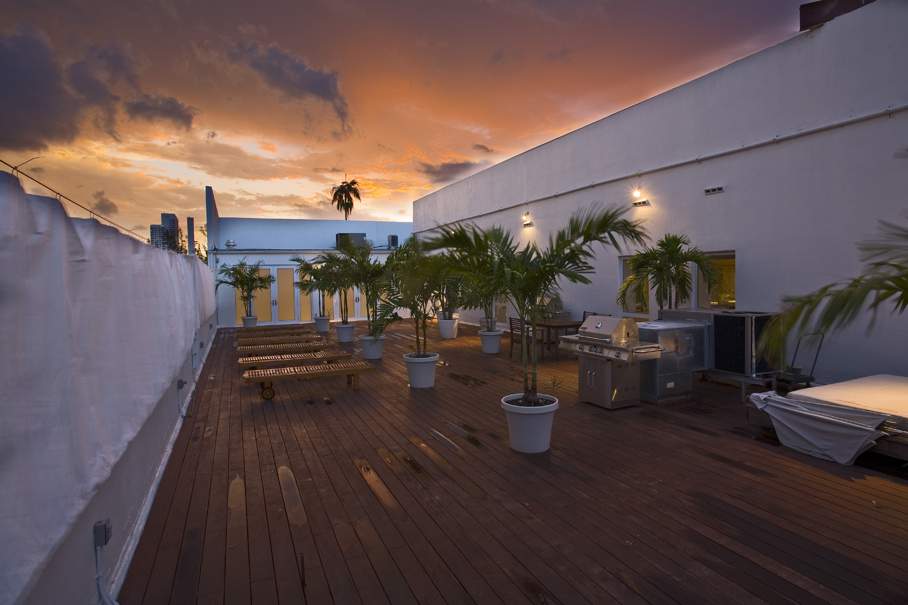 Stylish and long sundeck