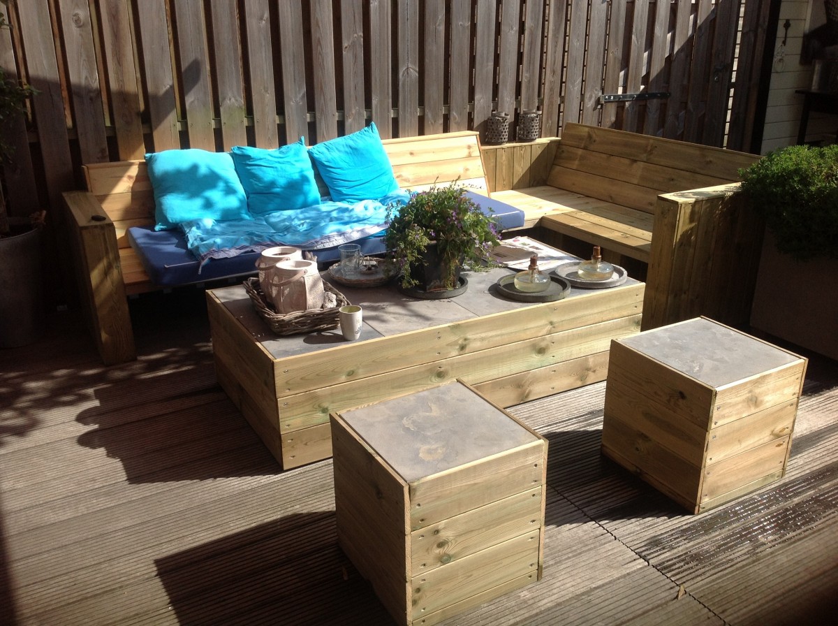 DIY pallet corner seating set