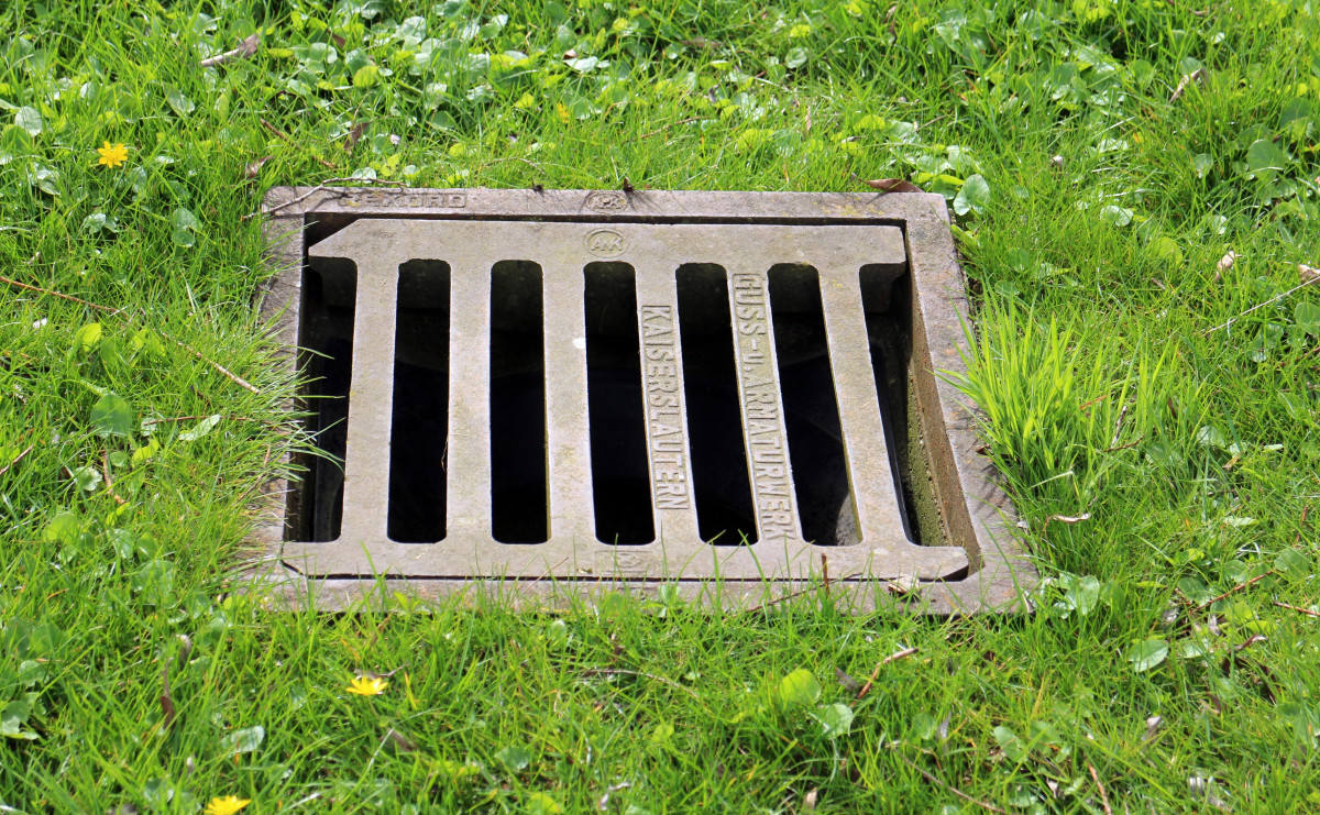 Garden drainage in between lawn